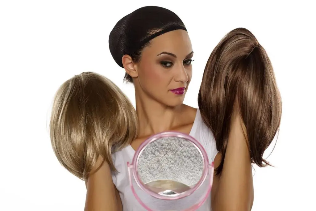 Купить замещение волос. Девушка примеряет парик. Система волос для женщин. Примерка парика. Примерочная для париков.