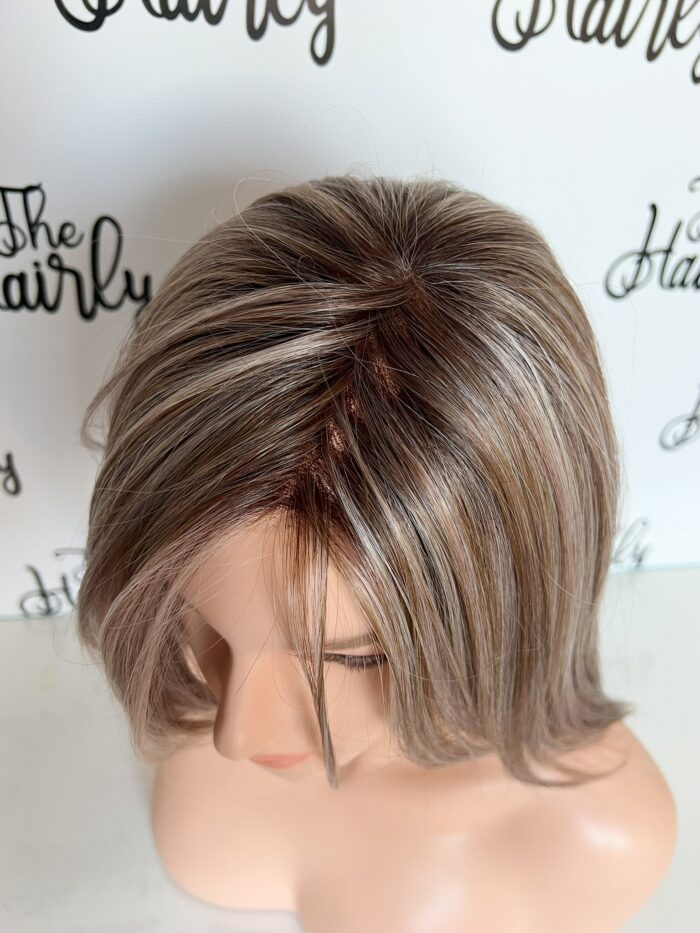 Peruka Kushikamana 23 syntetyczna front lace British Milktea - obrazek 3