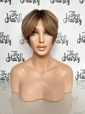 Peruka naturalna Pixie cut włosy cieniowane z grzywką ciemny blond z odrostem