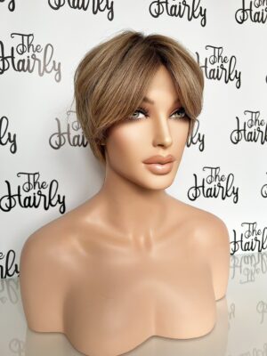 Peruka naturalna Pixie cut włosy cieniowane z grzywką ciemny blond z odrostem - obrazek 2