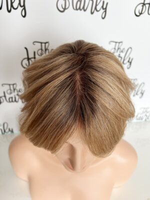 Peruka naturalna Pixie cut włosy cieniowane z grzywką ciemny blond z odrostem - obrazek 3