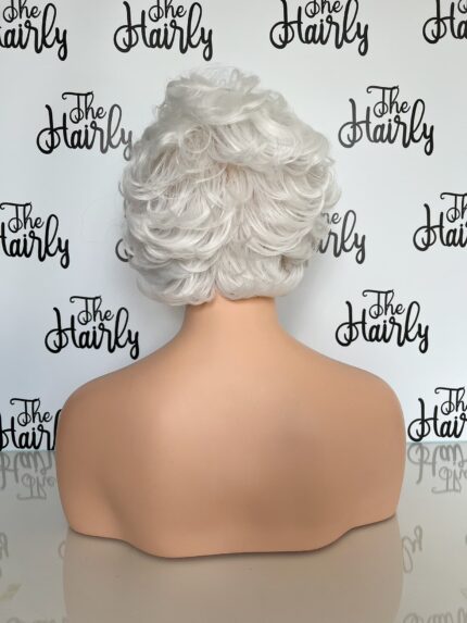 Peruka syntetyczna Zuza maszynowo szyta cieniowana z grzywką A4 - obrazek 3