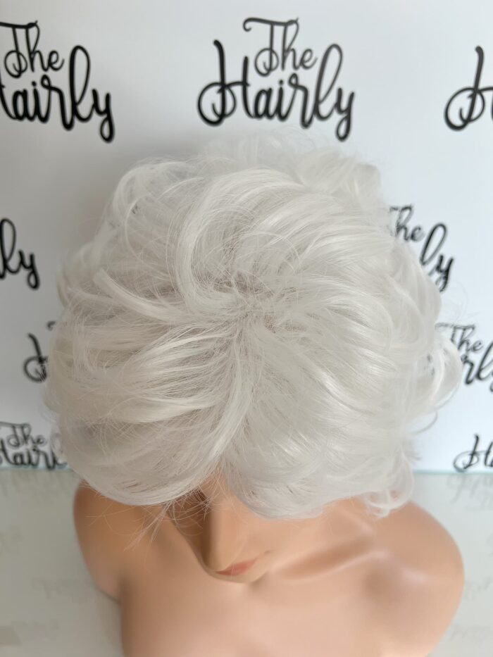 Peruka syntetyczna Zuza maszynowo szyta cieniowana z grzywką A4 - obrazek 4