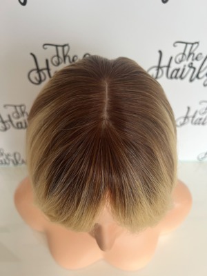 Peruka naturalna Sarah z grzywką i częściowym monofilamentem - obrazek 4