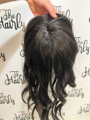 Tupet syntetyczny falowany mono top 100% ręcznie szyty 36cm Coffee without cream - obrazek 3