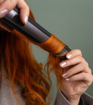 Czy peruki syntetyczne można kręcić lokówką