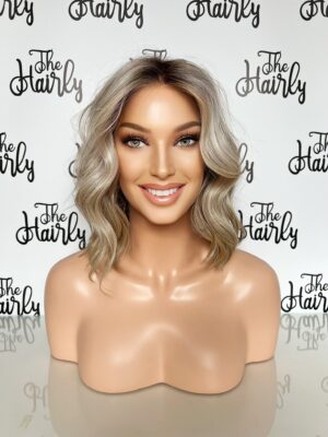 Peruka Andie 100% ręcznie szyta syntetyczna front lace Biscotti Creme