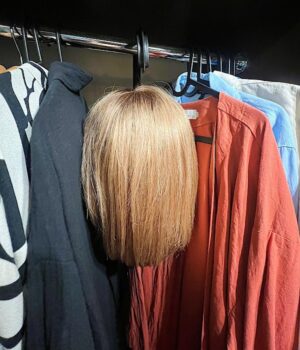 Plastikowy wieszak na perukę lub topper - obrazek 3