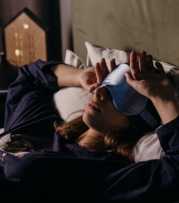 Spanie w peruce syntetycznej i naturalnej