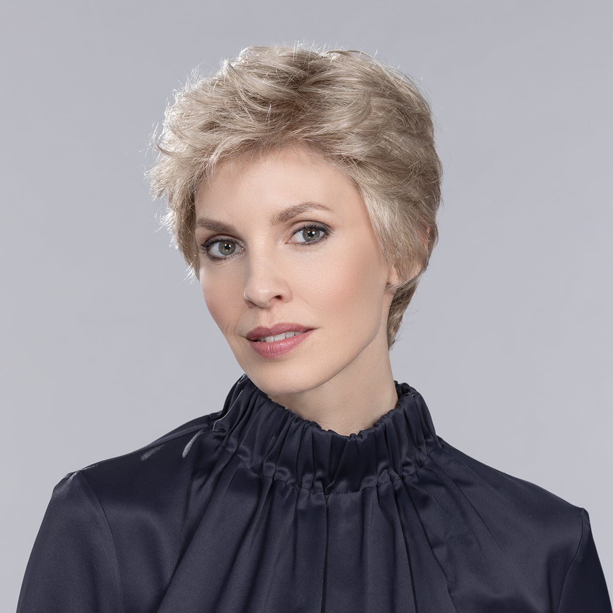 alba_comfort_2_10 Peruka syntetyczna krótka ALBA Comfort (Idealna na wrażliwą skórę) - obrazek 1