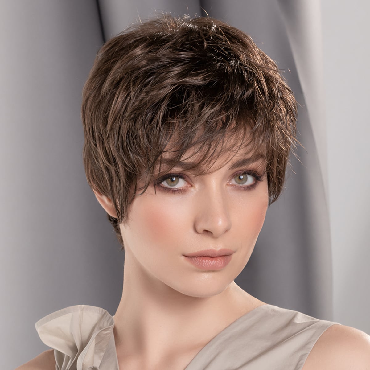 bari-chocolate-mix-01_17 Peruka syntetyczna krótka BARI (Pixie Cut, Mono Crown) - obrazek 1