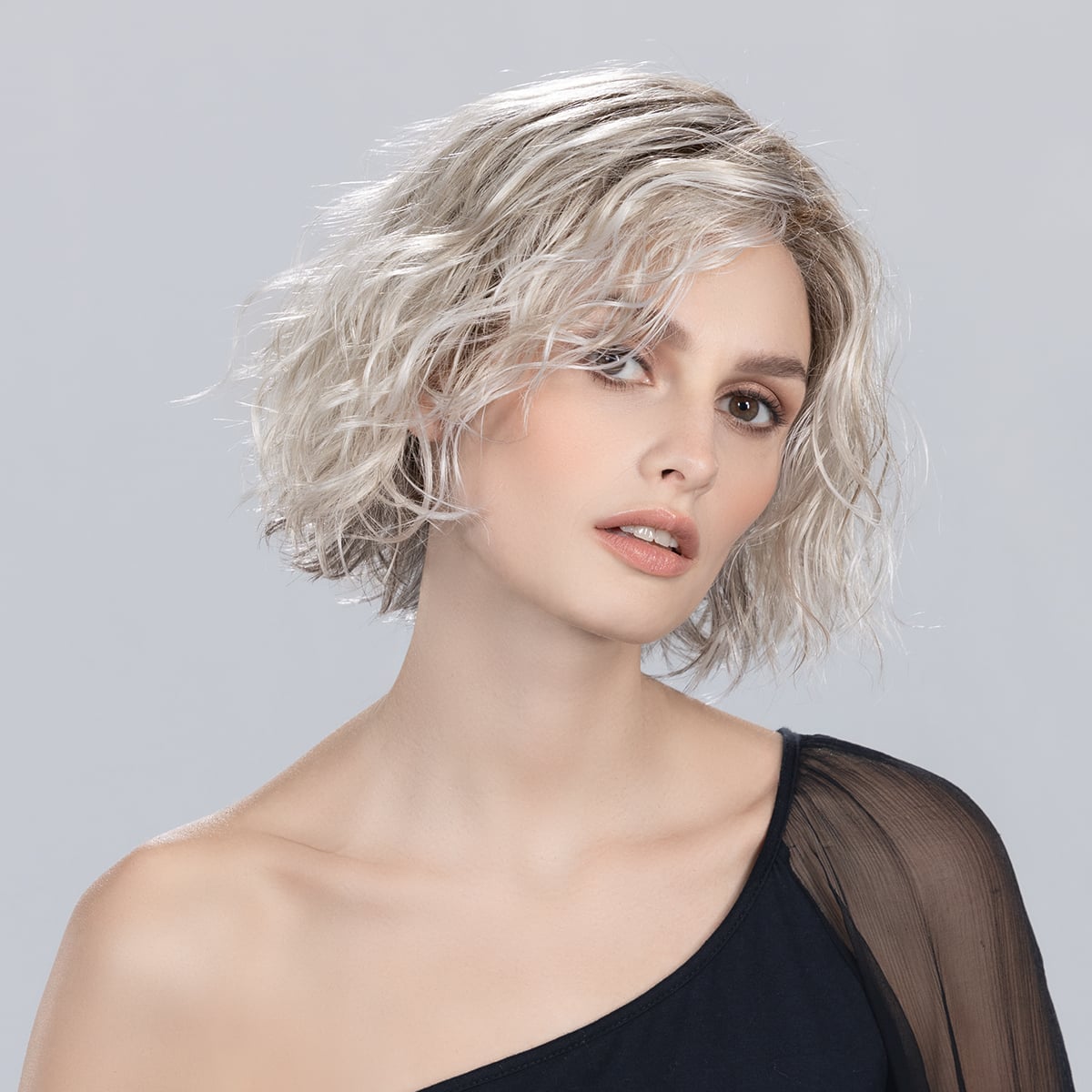 dance-mono-part-silverblonde_rooted-02_2 Peruka syntetyczna krótka DANCE Mono Part - obrazek 1