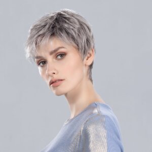 Peruka syntetyczna bardzo krótka DEBBIE (Z punktową mikroskórą)