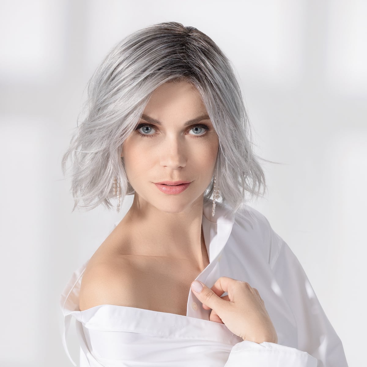 esprit_soft_metallicgreyrooterd_04_14 Peruka syntetyczna krótka ESPRIT Soft (100% Ręcznie Tkana, Pełny Mono Top, Extended Lace Front) - obrazek 1