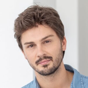 Peruka męska syntetyczna JUSTIN Ear-to-Ear Lace Front i Double Mono) - obrazek 2