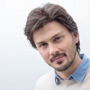 Peruka męska syntetyczna GARY (Rozszerzony Lace Front od ucha do ucha) - obrazek 2