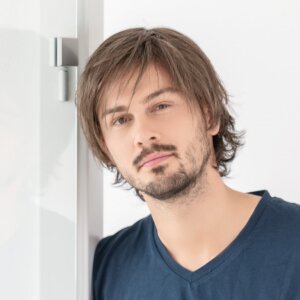 Peruka męska syntetyczna JOHNNY (Z przedłużonym Lace Front) - obrazek 3
