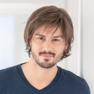 Peruka męska syntetyczna JOHNNY (Z przedłużonym Lace Front)