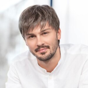 Peruka męska syntetyczna ROGER 5 Stars (100% Ręcznie Tkana, Mono Top) - obrazek 3