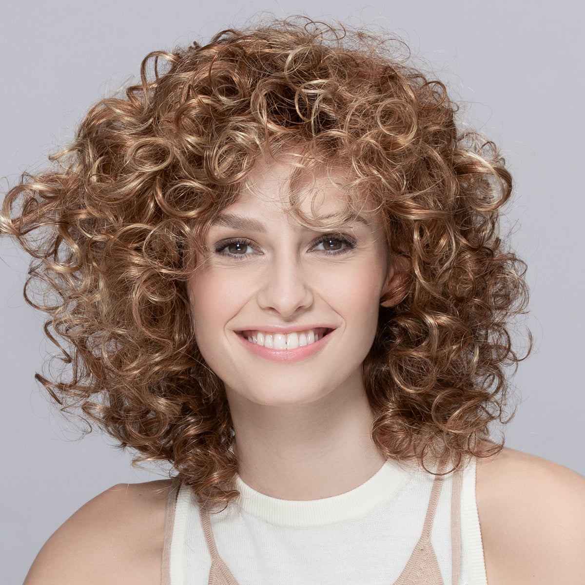 jamila_plus_1 Peruka syntetyczna półdługa JAMILA Plus (Laminowane tresy, objętość, Lace Front) - obrazek 1