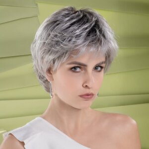 Peruka syntetyczna krótka RICA (Z ręcznie tkanym czubkiem Mono i rozszerzonym Lace Frontem) - obrazek 3