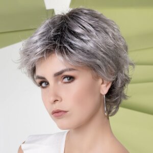 Peruka syntetyczna krótka RICA (Z ręcznie tkanym czubkiem Mono i rozszerzonym Lace Frontem)