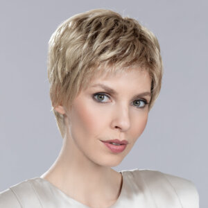 Peruka syntetyczna krótka RISK Comfort (Mono Top z ulepszoną wentylacją, Extended Lace Front) - obrazek 4