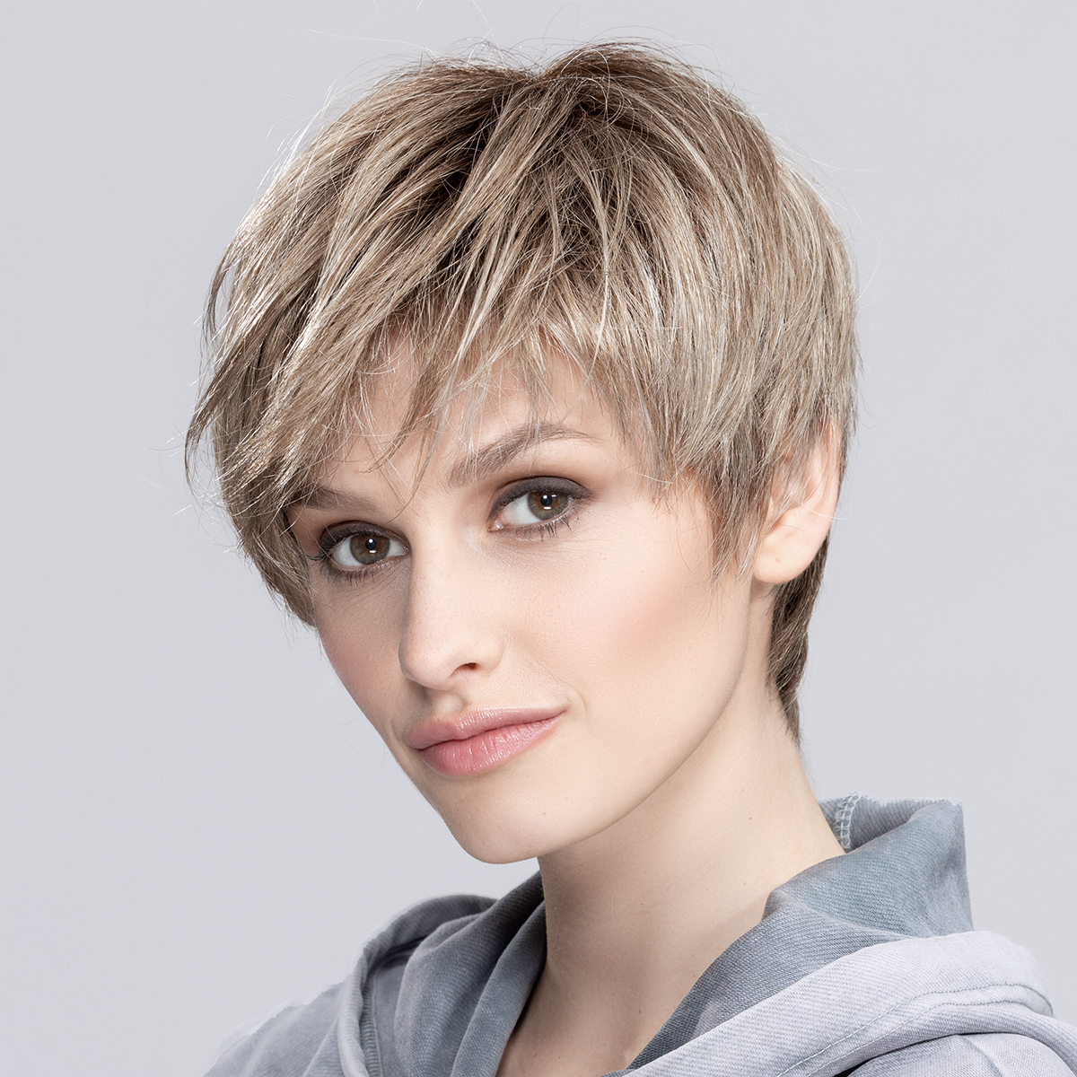 seven_mono_part_1_13 Peruka syntetyczna krótka SEVEN Mono Part (Przedziałek Mono, Lace Front) - obrazek 1