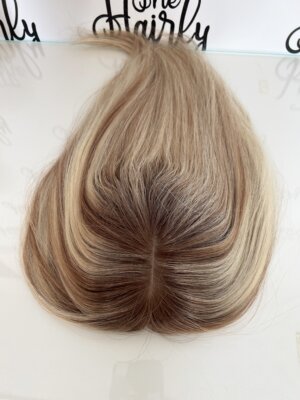 Tupet/topper damski naturalny clip-in 35cm baza 13x14cm kolor blond z pasemkami i odrostem - obrazek 6