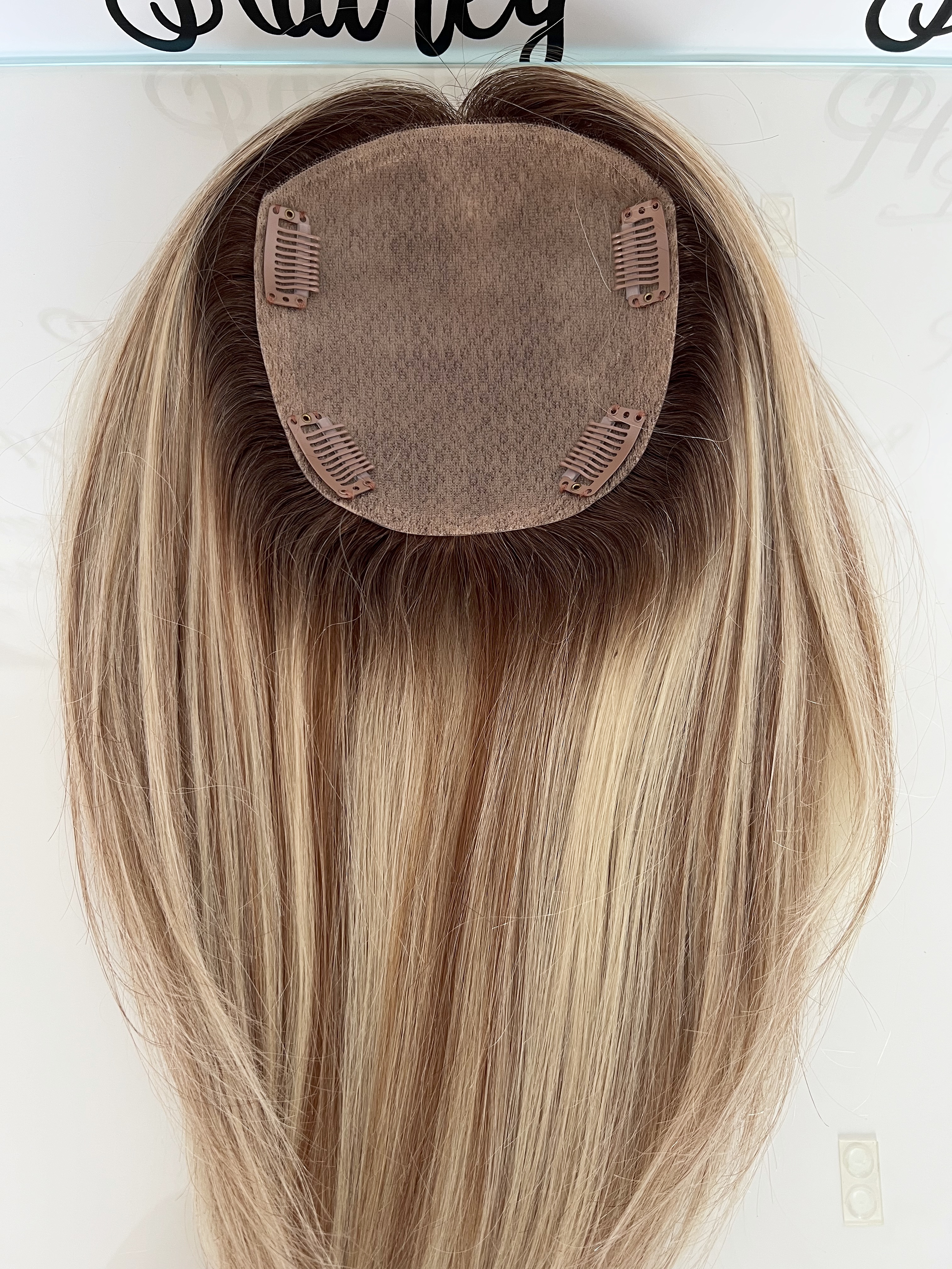 IMG_2684 Tupet/topper damski naturalny clip-in 35cm baza 13x14cm kolor blond z pasemkami i odrostem - obrazek 1