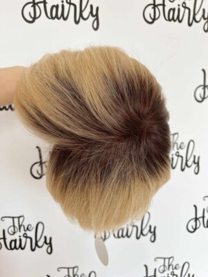 Peruka naturalna Pixie cut włosy cieniowane z grzywką blond z odrostem - obrazek 3