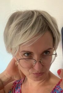 Peruka syntetyczna platynowy blond z naturalnym odrostem photo review