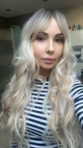 Peruka syntetyczna zimny blond z odrostem wet look nowa kolekcja photo review