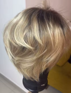 Peruka naturalna Pixie cut włosy cieniowane z grzywką photo review