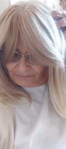 Peruka syntetyczna ciepły blond z pasemkami cieniowane grzywka photo review